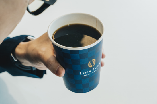 全家Let's Cafe升級全新Logo，它的經典廣告比咖啡還香