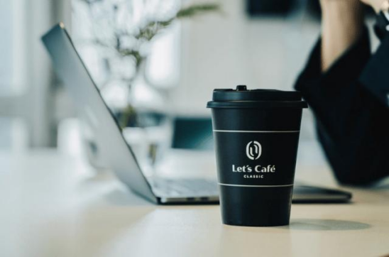 全家Let's Cafe升級全新Logo，它的經典廣告比咖啡還香