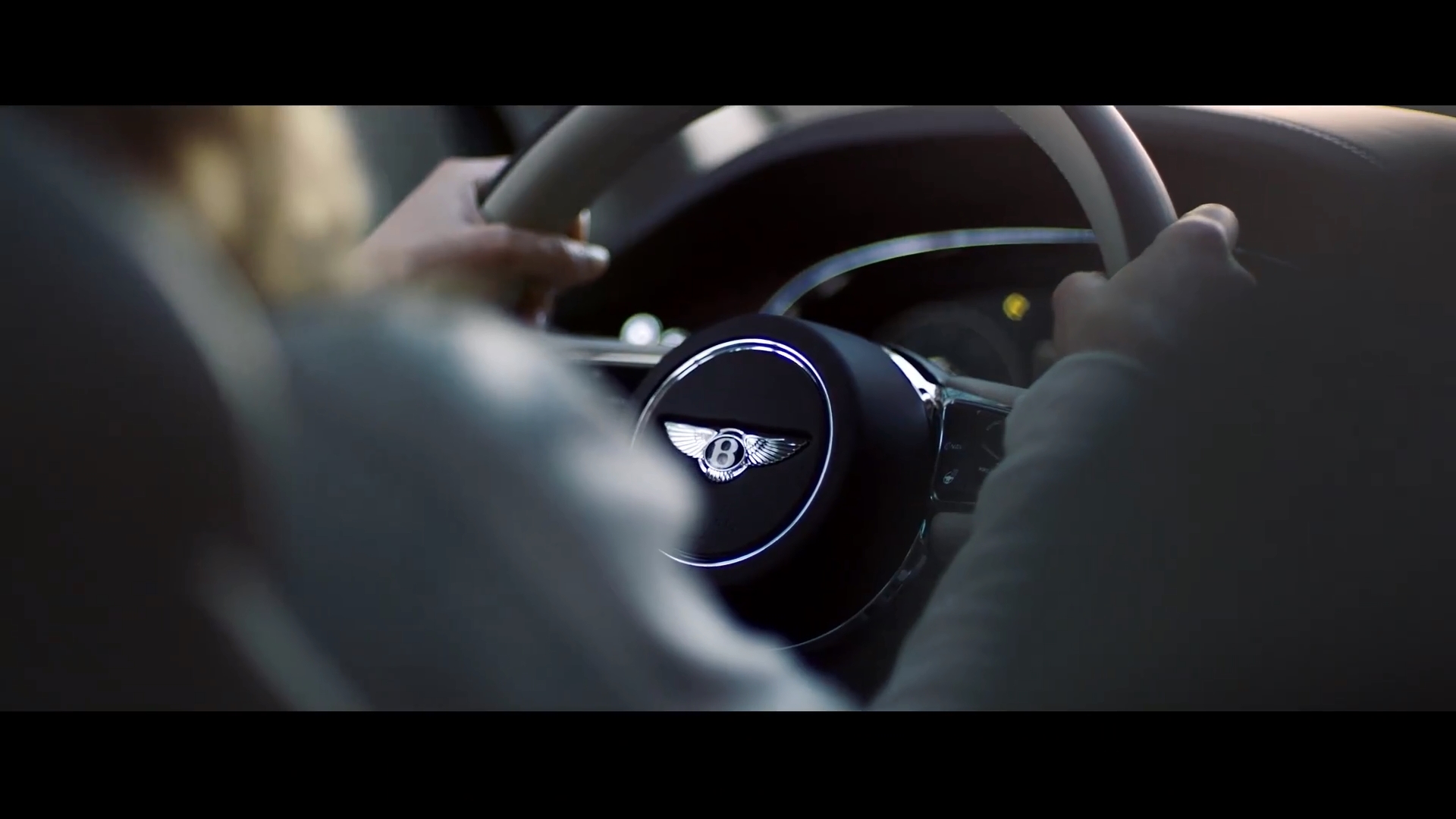 賓利發(fā)布新添越廣告大片，為你開啟非凡之旅！