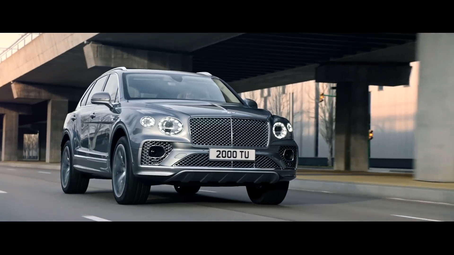 賓利發(fā)布新添越廣告大片，為你開啟非凡之旅！