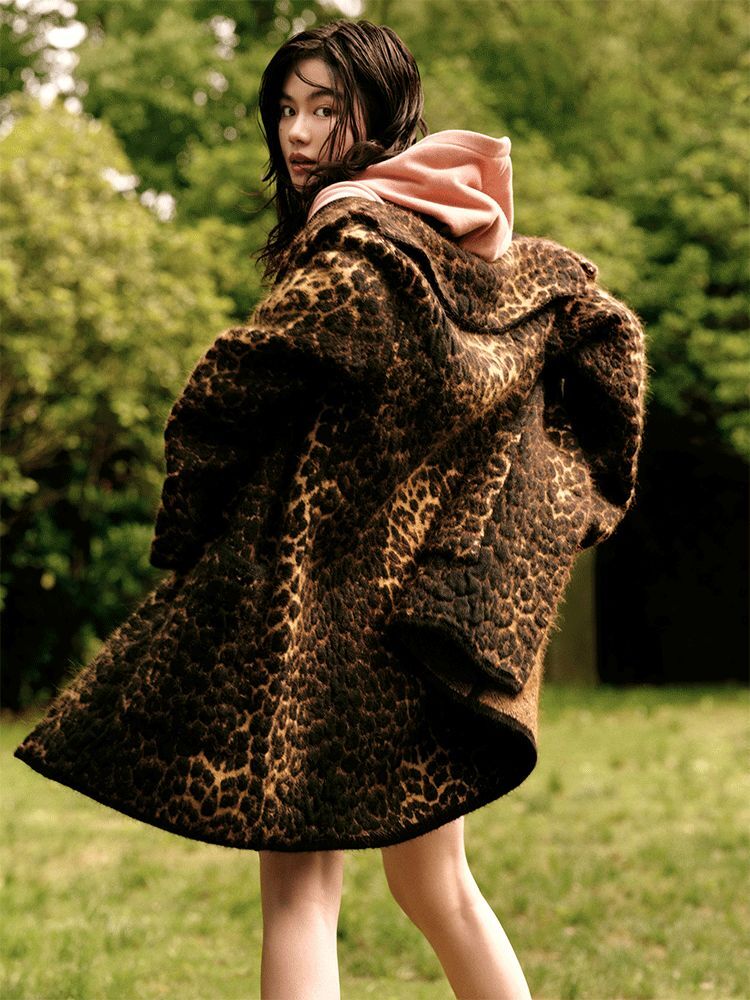 圣羅蘭攜手周震南、李蔓瑄，共同演繹七夕限定衛衣