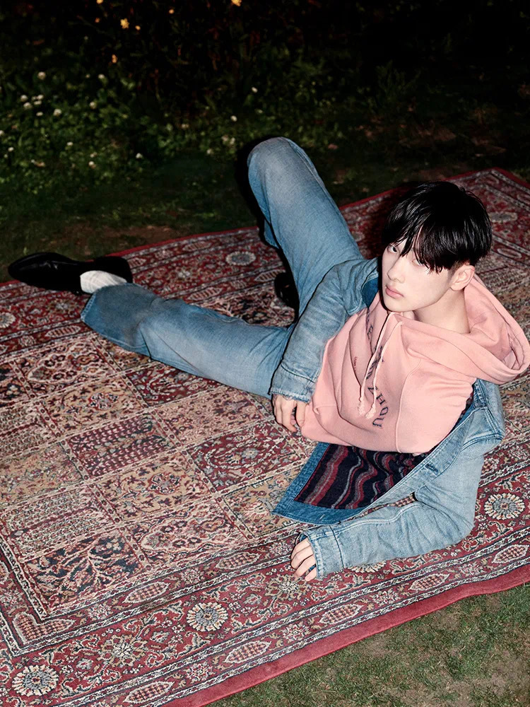 圣羅蘭攜手周震南、李蔓瑄，共同演繹七夕限定衛衣