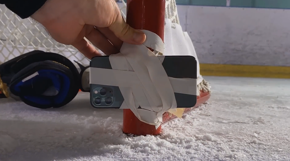 慶祝NHL復賽，他們把iPhone綁在了冰球棍上