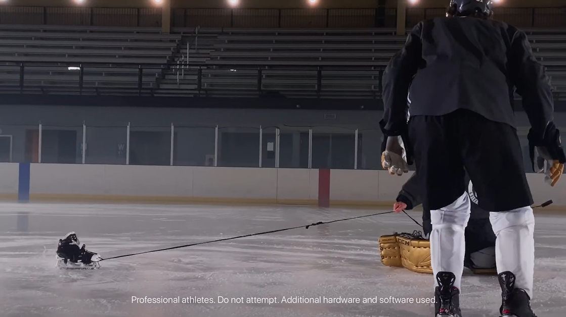 慶祝NHL復賽，他們把iPhone綁在了冰球棍上