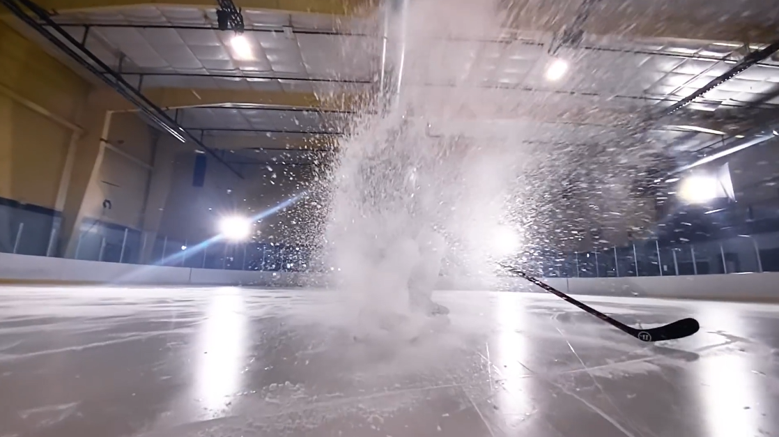 慶祝NHL復賽，他們把iPhone綁在了冰球棍上