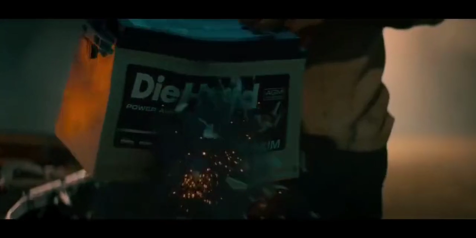 布魯斯威利代言汽車電池廣告，虎膽龍威高燃回歸！