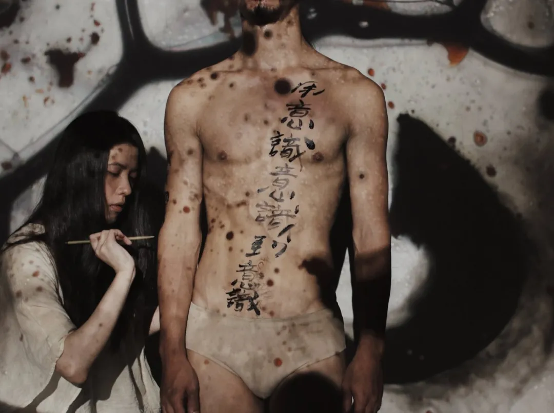 把心事寫在肉體和果蔬上，這個80后藝術家這樣對世界進行接納