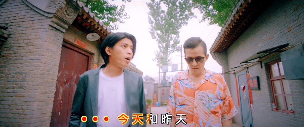  滴滴快車×五條人復古MV：打車去太空