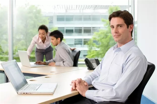 父親節(jié)快樂！成熟男士拍照擺姿要點