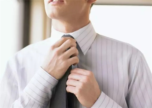 父親節(jié)快樂！成熟男士拍照擺姿要點