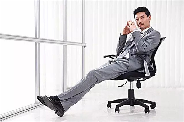 父親節(jié)快樂！成熟男士拍照擺姿要點